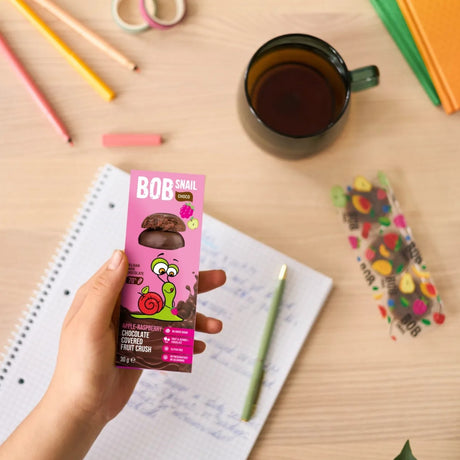Bob Snail Choco obuolių ir aviečių užkandis su juoduoju šokoladu - 30 g